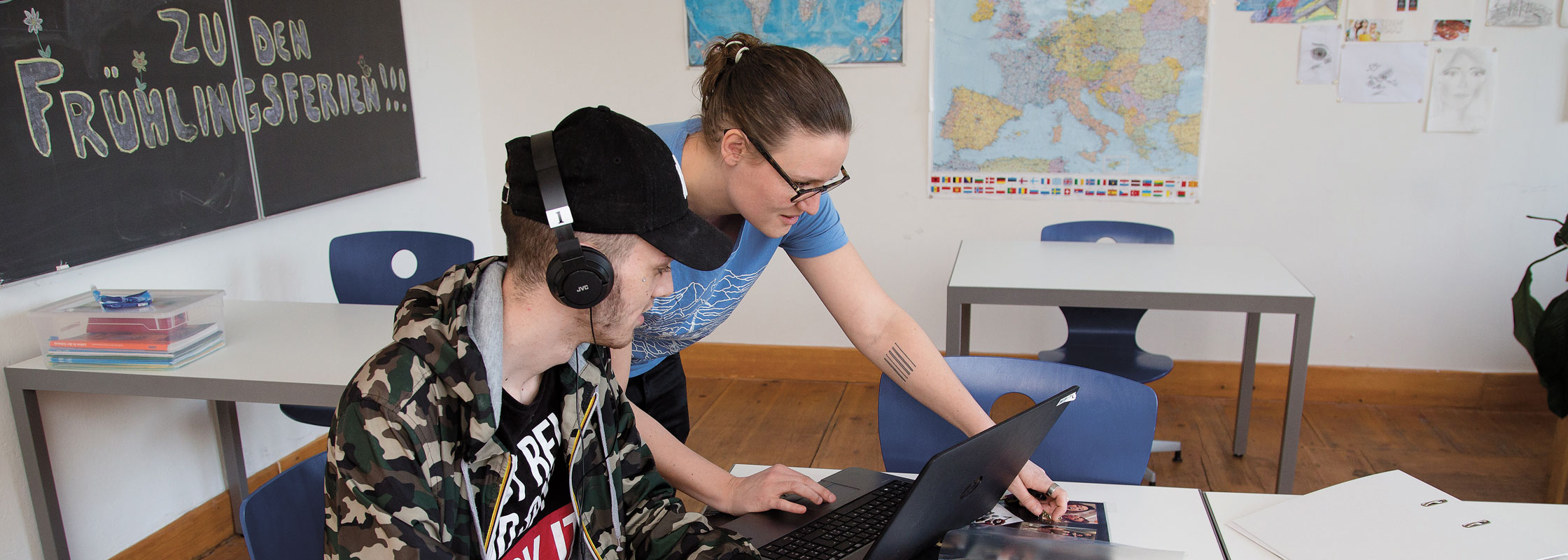 Bild zum Leitartikel: Zwei junge Männer an der Tagessonderschule Vert.igo in Zürich. Foto: Thomas Burla