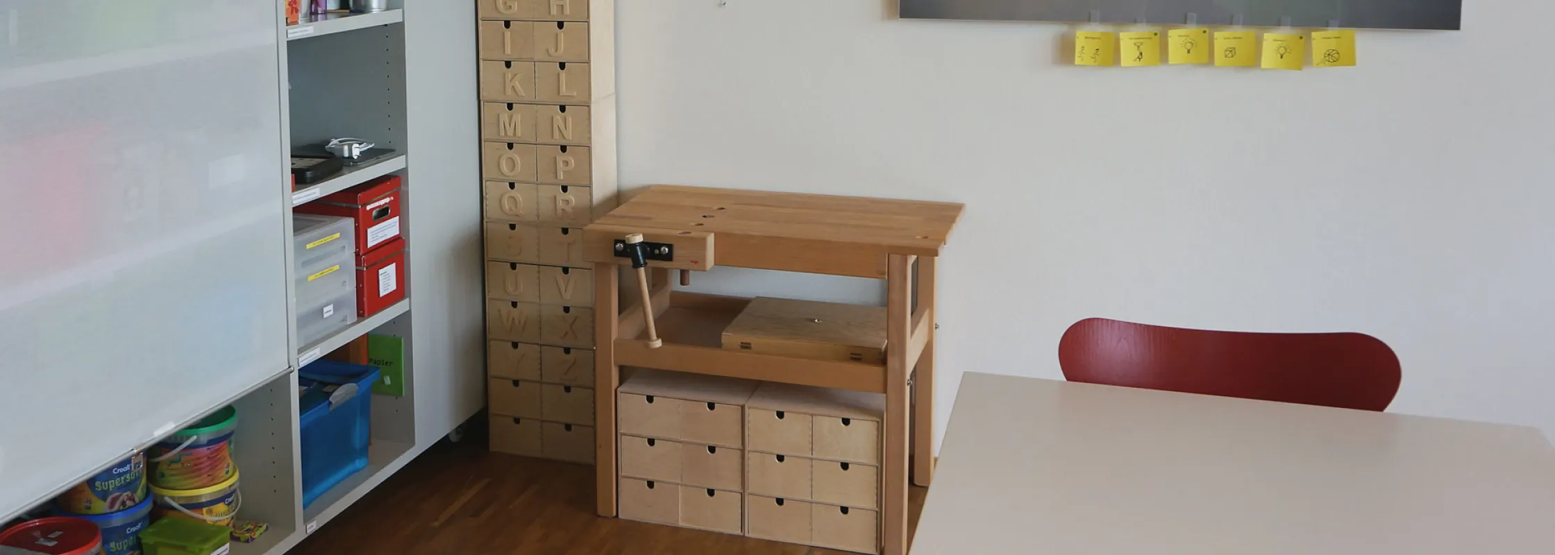 Schrank mit vielen Materialien