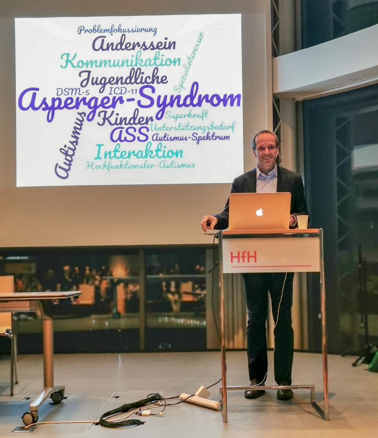 Andreas Eckert bei seiner Antrittsvorlesung; Mann steht auf Bühne vor Powerpoint-Präsentation