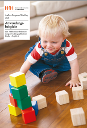 Cover Anwengungsbeispiele mit kleinem Kind und Holzklötzen